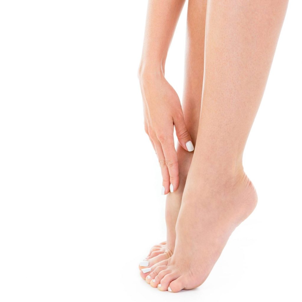 mujer-depilacion-completa-piernas-pedicura