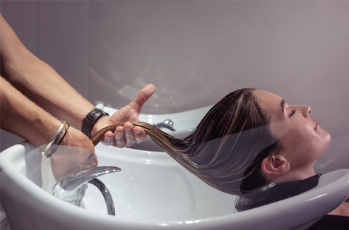 Tratamiento de peluquería en cabello de mujer